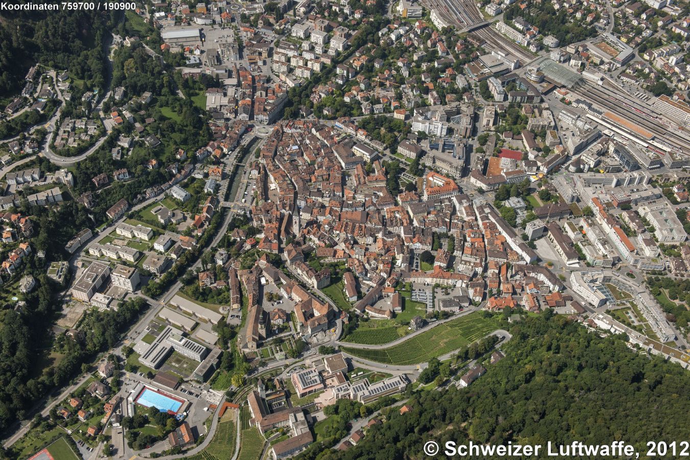 Chur, Altsdtadt, Blickrichtung W, 'Plessur' links im Bild, Bahnhof SBB und RhB